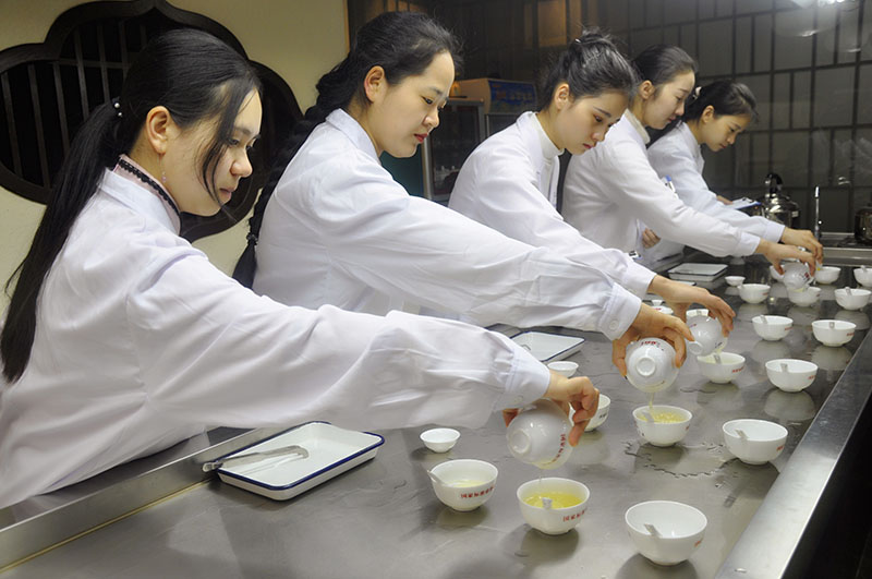 Z世代茶艺师图鉴：中国十大茶艺师培训机构如何把传统玩成新国潮？‌