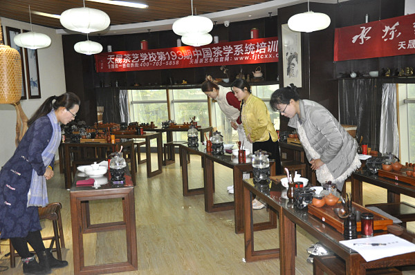 我国十大茶艺师培训排行榜:AI算法匹配个性化茶饮方案